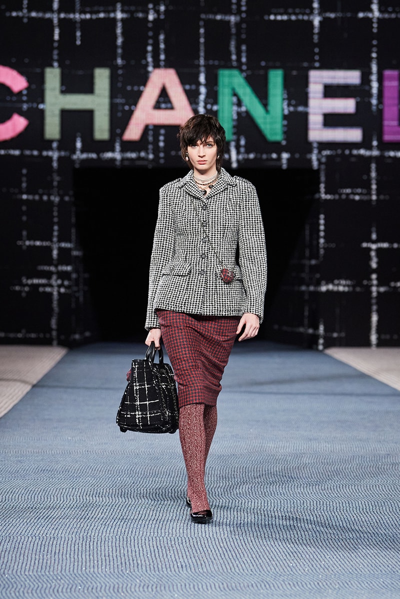 Chanel fall/winter 2022/2023 ready to wear collection tweed leather skirts dresses suits leggings tights 