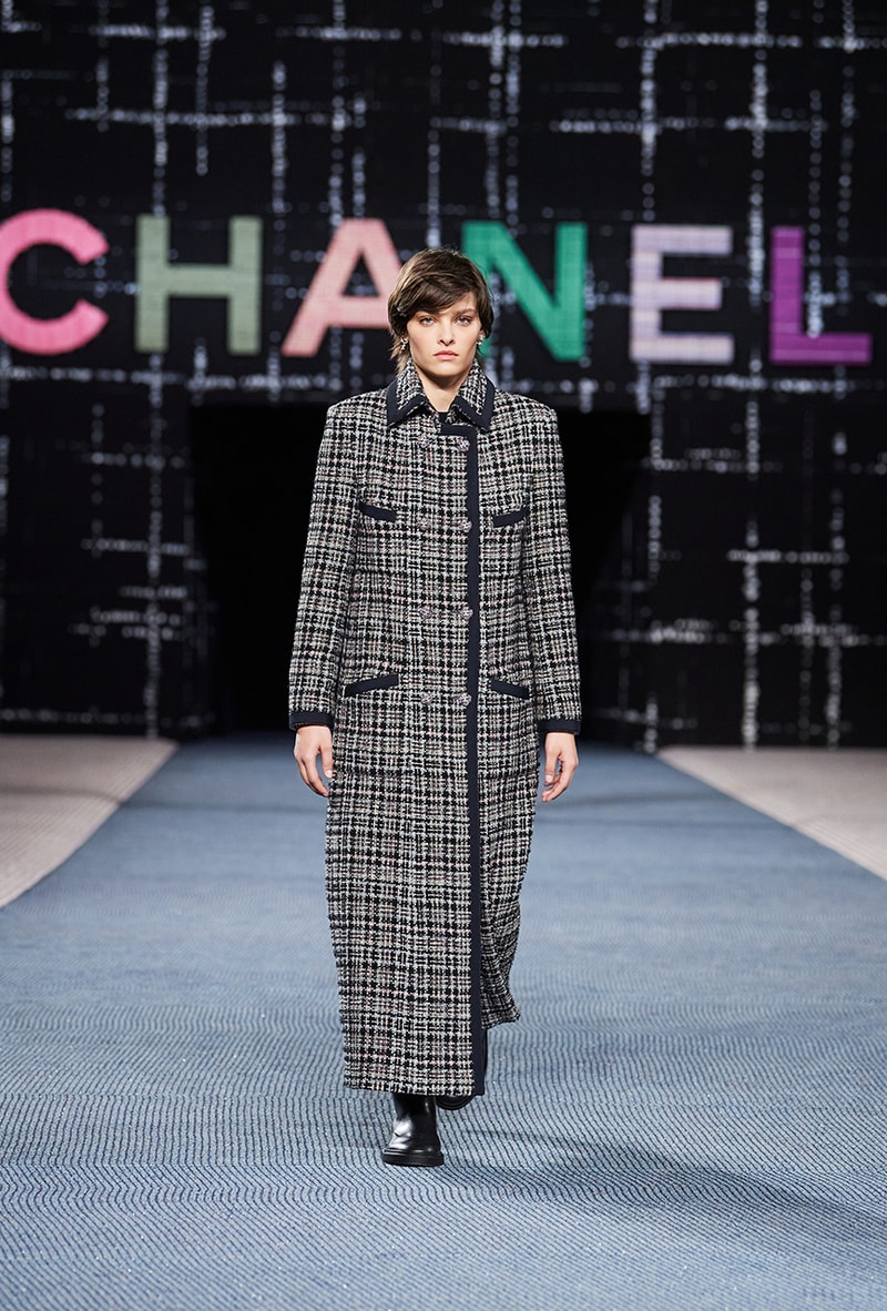 Chanel fall/winter 2022/2023 ready to wear collection tweed leather skirts dresses suits leggings tights 