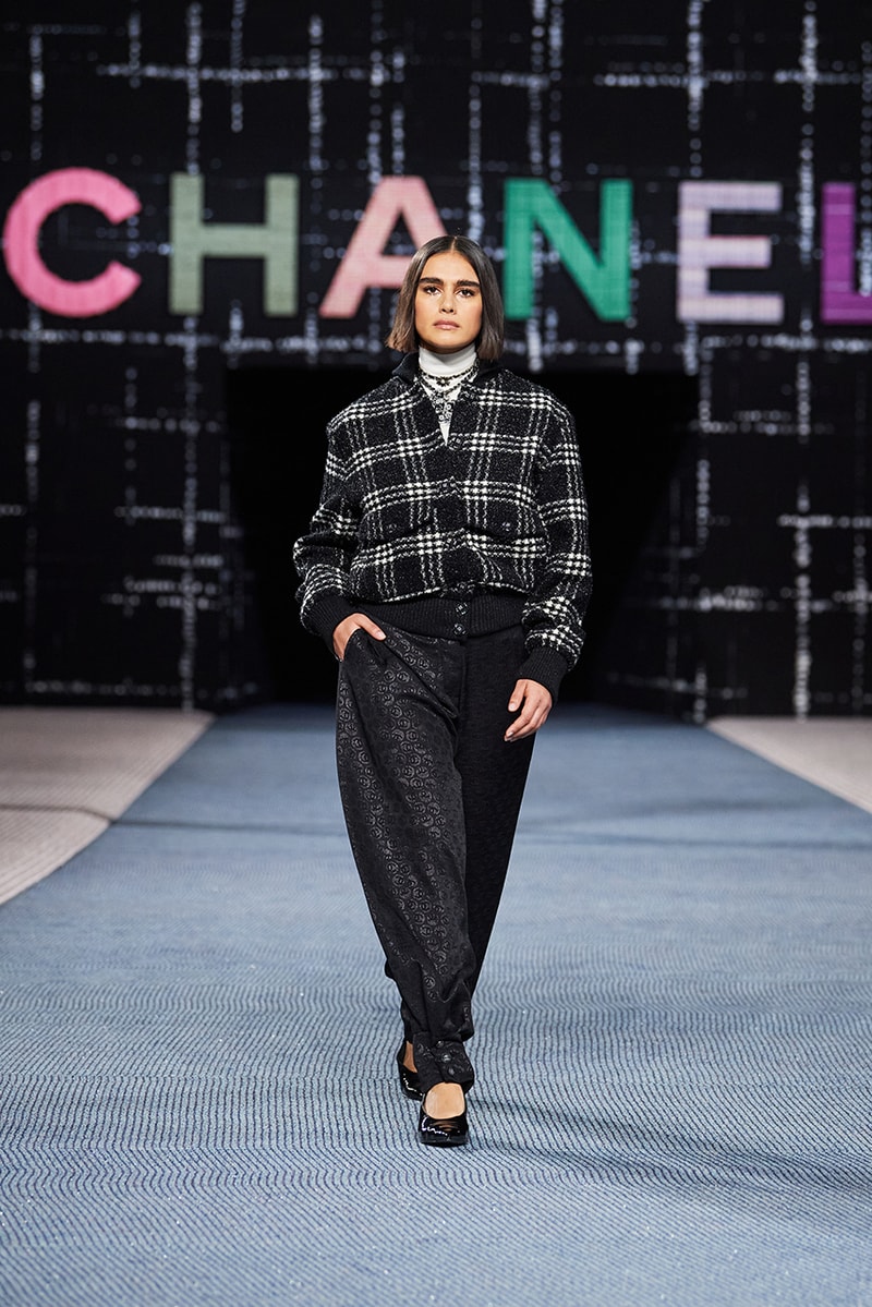 Chanel fall/winter 2022/2023 ready to wear collection tweed leather skirts dresses suits leggings tights 