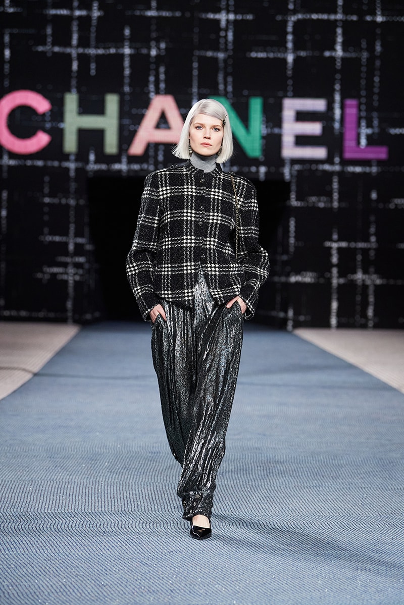 Chanel fall/winter 2022/2023 ready to wear collection tweed leather skirts dresses suits leggings tights 