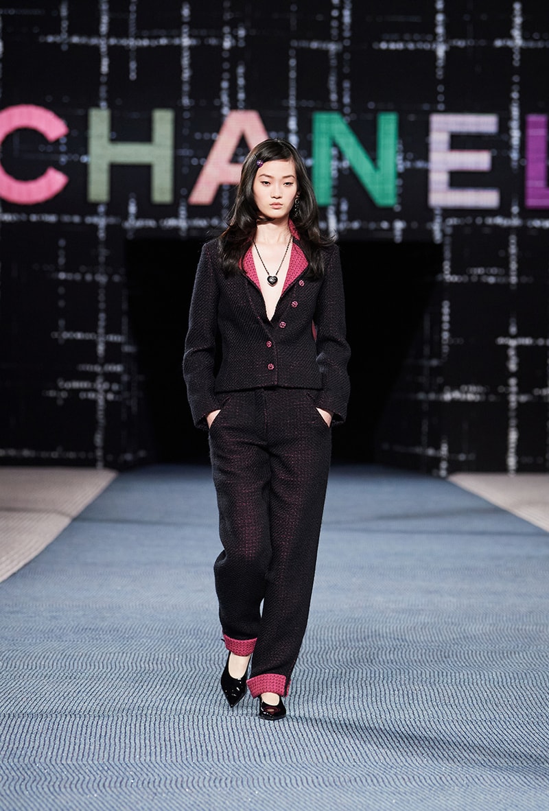 Chanel fall/winter 2022/2023 ready to wear collection tweed leather skirts dresses suits leggings tights 