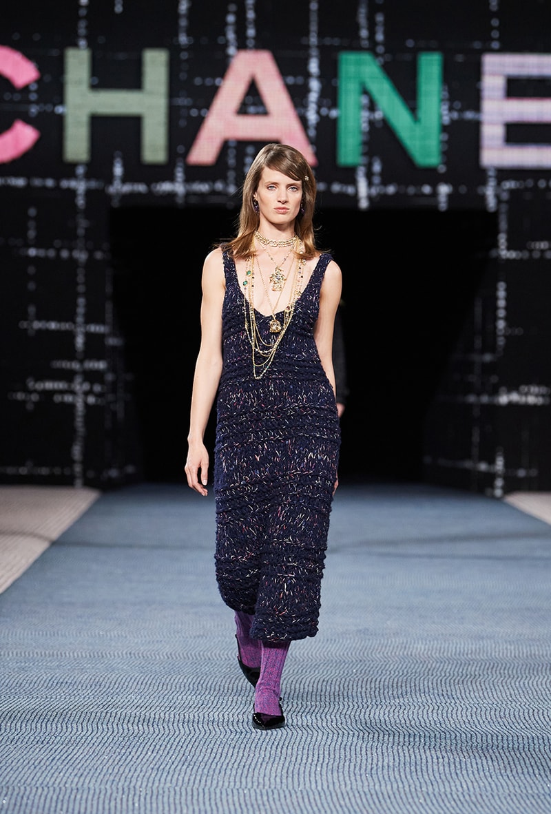 Chanel fall/winter 2022/2023 ready to wear collection tweed leather skirts dresses suits leggings tights 