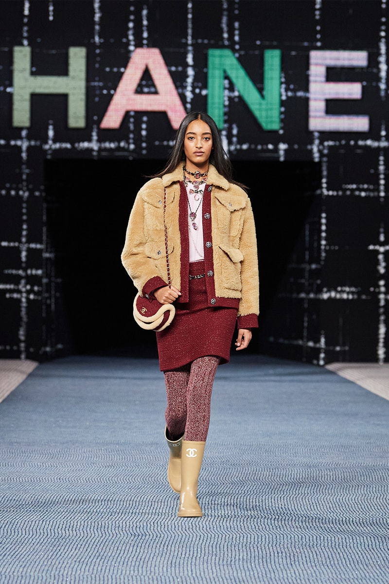 Chanel fall/winter 2022/2023 ready to wear collection tweed leather skirts dresses suits leggings tights 
