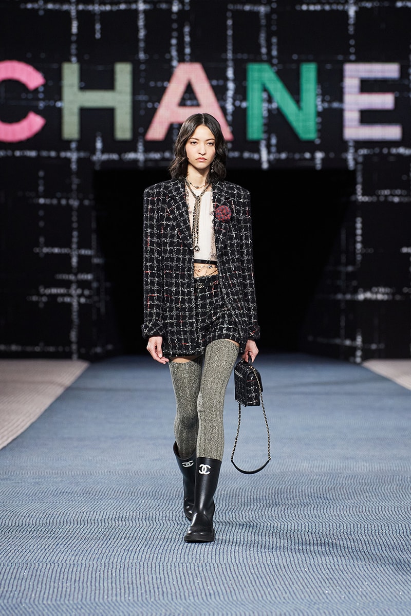 Chanel fall/winter 2022/2023 ready to wear collection tweed leather skirts dresses suits leggings tights 