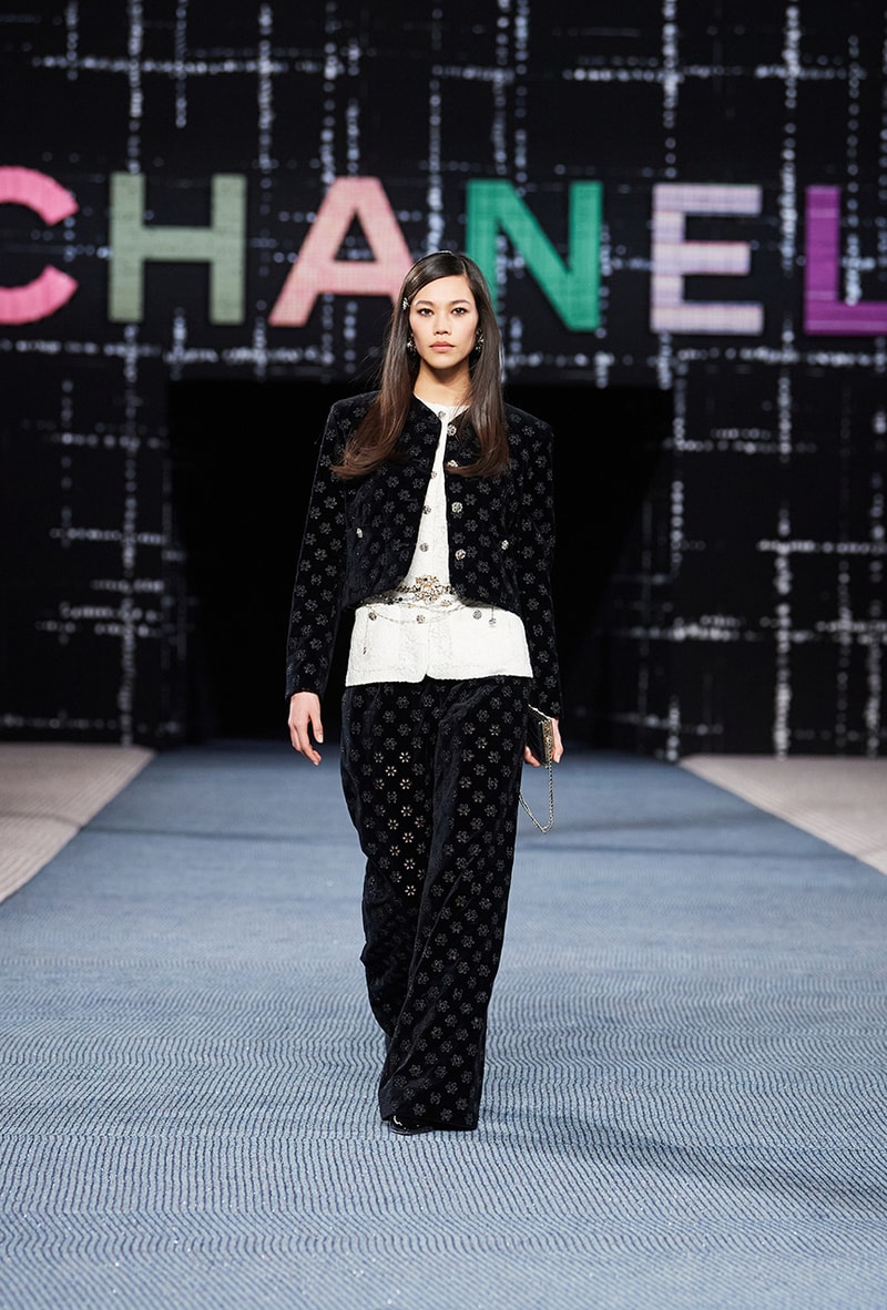 Chanel fall/winter 2022/2023 ready to wear collection tweed leather skirts dresses suits leggings tights 