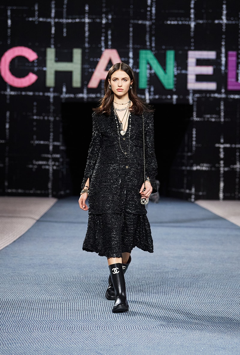 Chanel fall/winter 2022/2023 ready to wear collection tweed leather skirts dresses suits leggings tights 