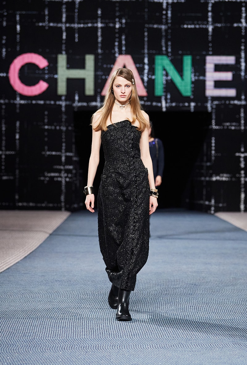 Chanel fall/winter 2022/2023 ready to wear collection tweed leather skirts dresses suits leggings tights 
