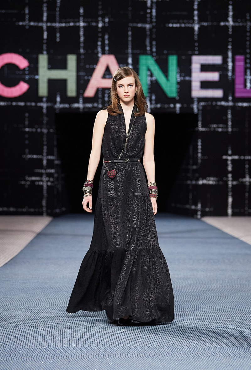 Chanel fall/winter 2022/2023 ready to wear collection tweed leather skirts dresses suits leggings tights 