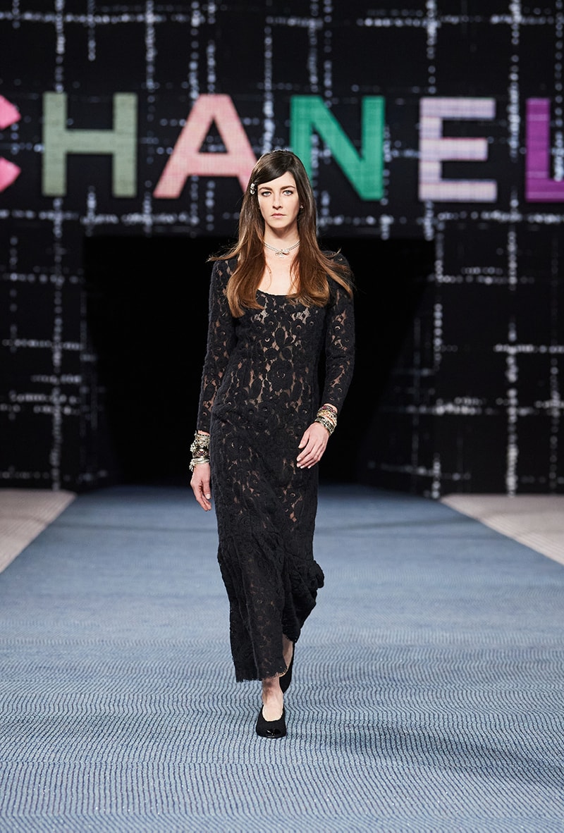 Chanel fall/winter 2022/2023 ready to wear collection tweed leather skirts dresses suits leggings tights 