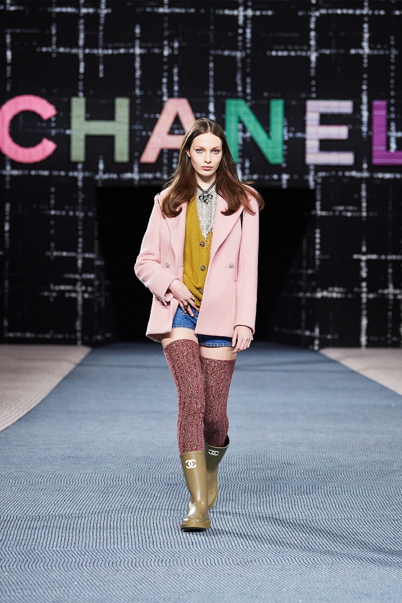 Chanel fall/winter 2022/2023 ready to wear collection tweed leather skirts dresses suits leggings tights 