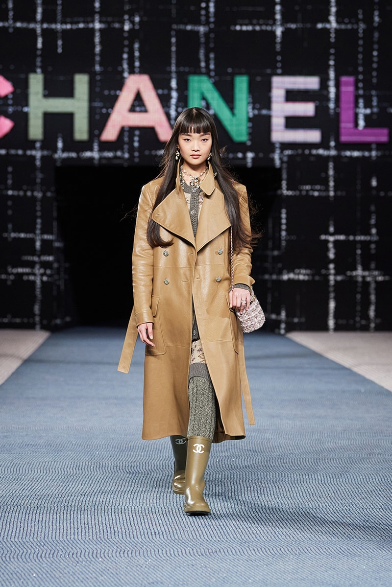 Chanel fall/winter 2022/2023 ready to wear collection tweed leather skirts dresses suits leggings tights 