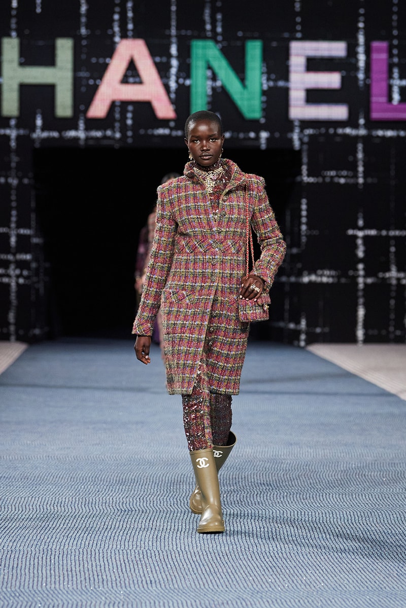 Chanel fall/winter 2022/2023 ready to wear collection tweed leather skirts dresses suits leggings tights 