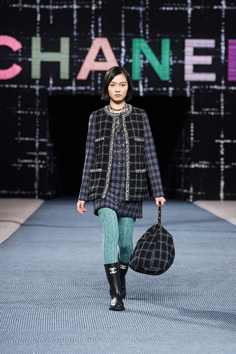 Chanel fall/winter 2022/2023 ready to wear collection tweed leather skirts dresses suits leggings tights 