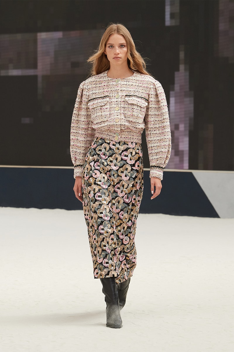 chanel fall/winter 2022 haute couture virginie viard pharrell williams runway dress tweed skirt suits hats 