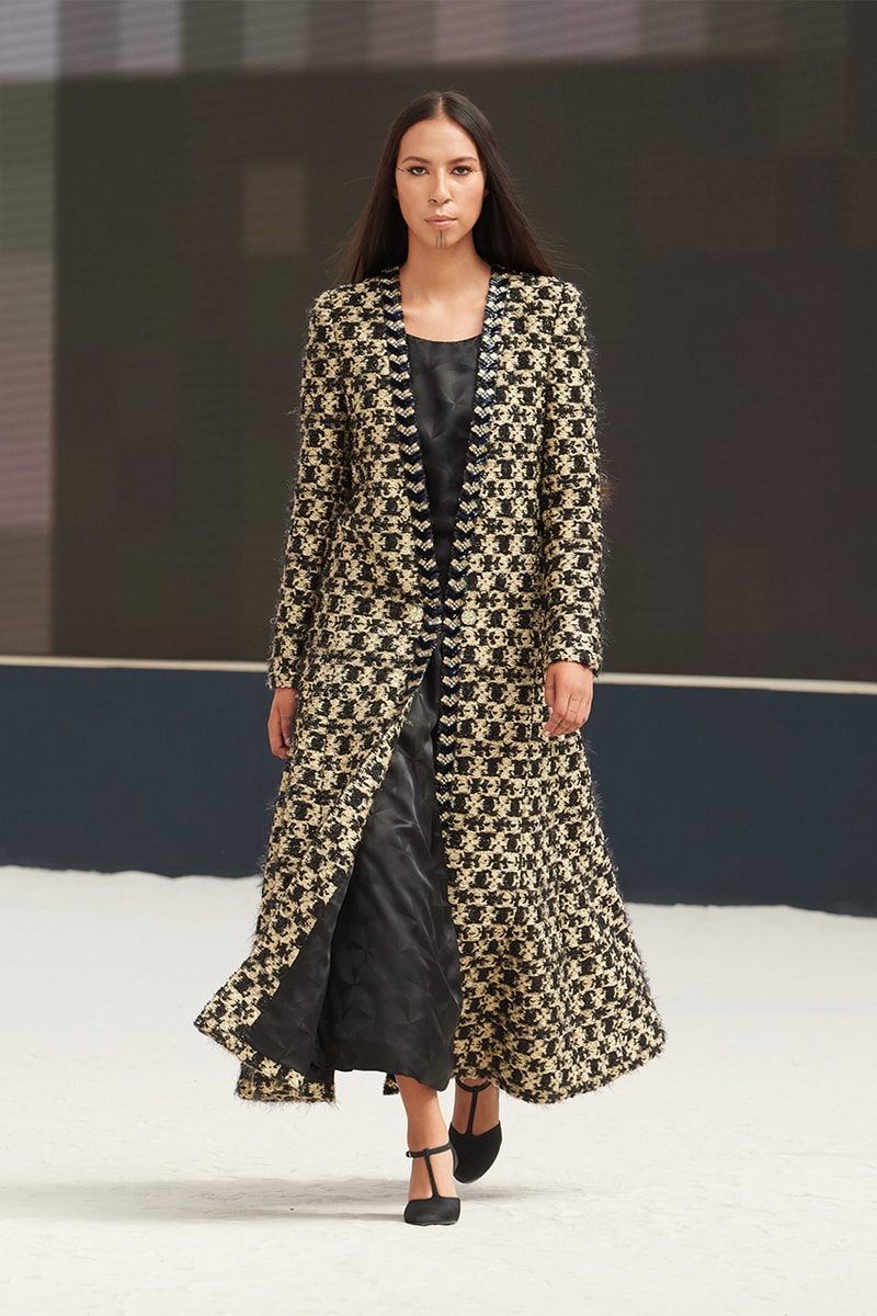 chanel fall/winter 2022 haute couture virginie viard pharrell williams runway dress tweed skirt suits hats 