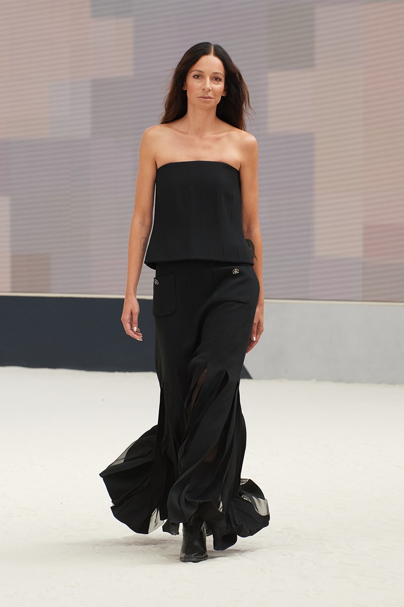 chanel fall/winter 2022 haute couture virginie viard pharrell williams runway dress tweed skirt suits hats 