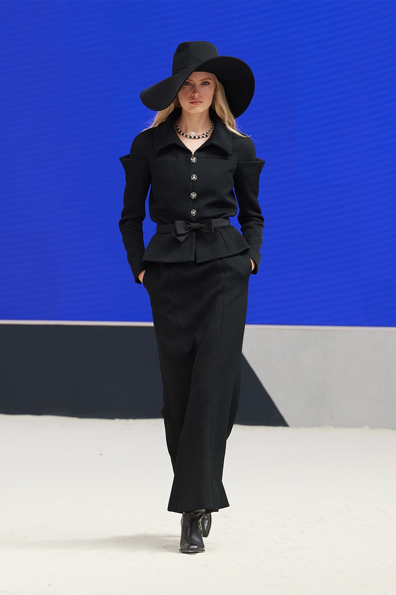 chanel fall/winter 2022 haute couture virginie viard pharrell williams runway dress tweed skirt suits hats 