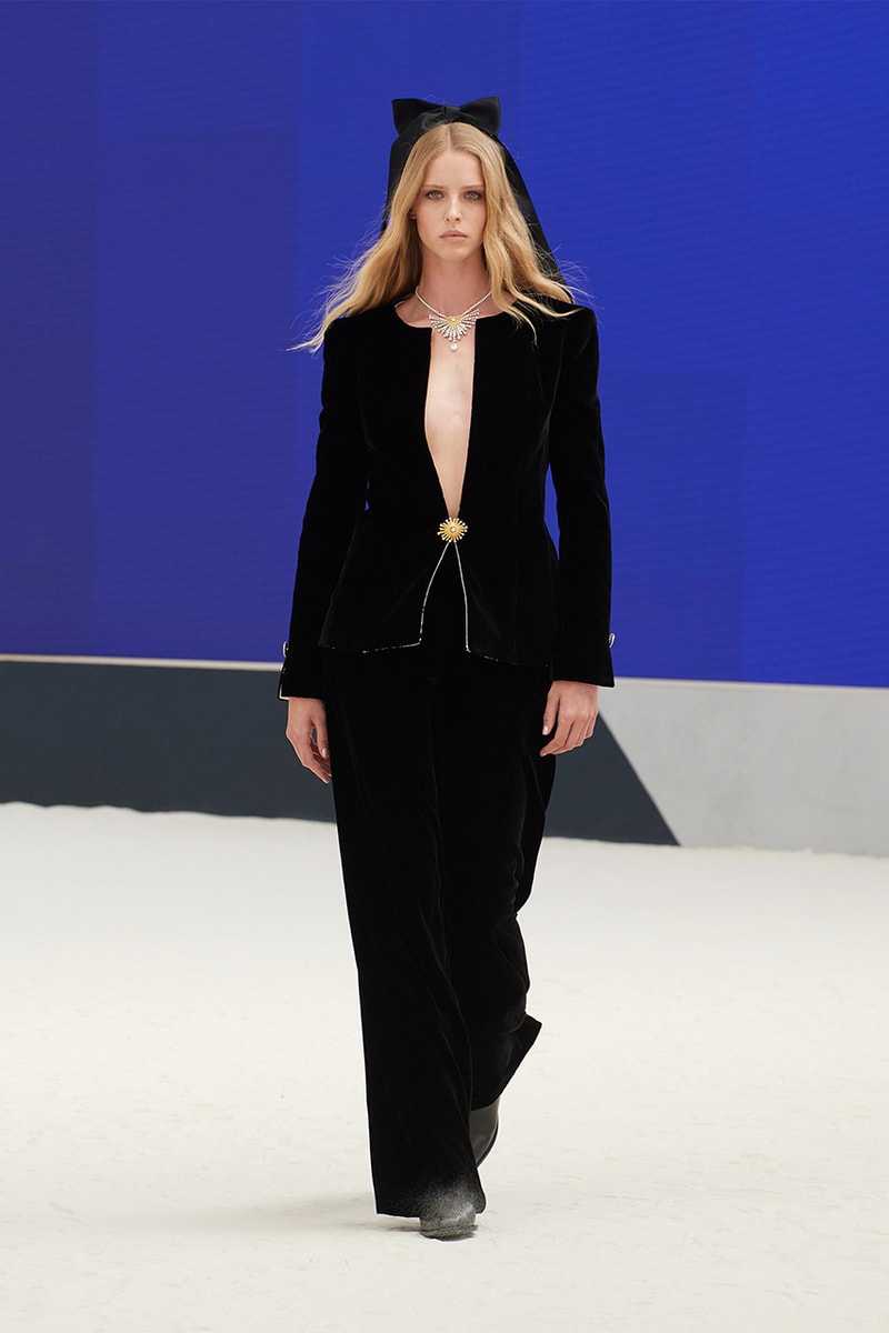 chanel fall/winter 2022 haute couture virginie viard pharrell williams runway dress tweed skirt suits hats 