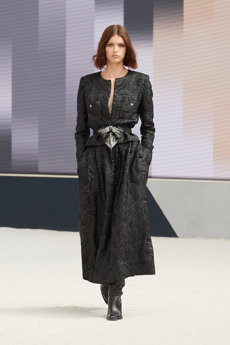 chanel fall/winter 2022 haute couture virginie viard pharrell williams runway dress tweed skirt suits hats 