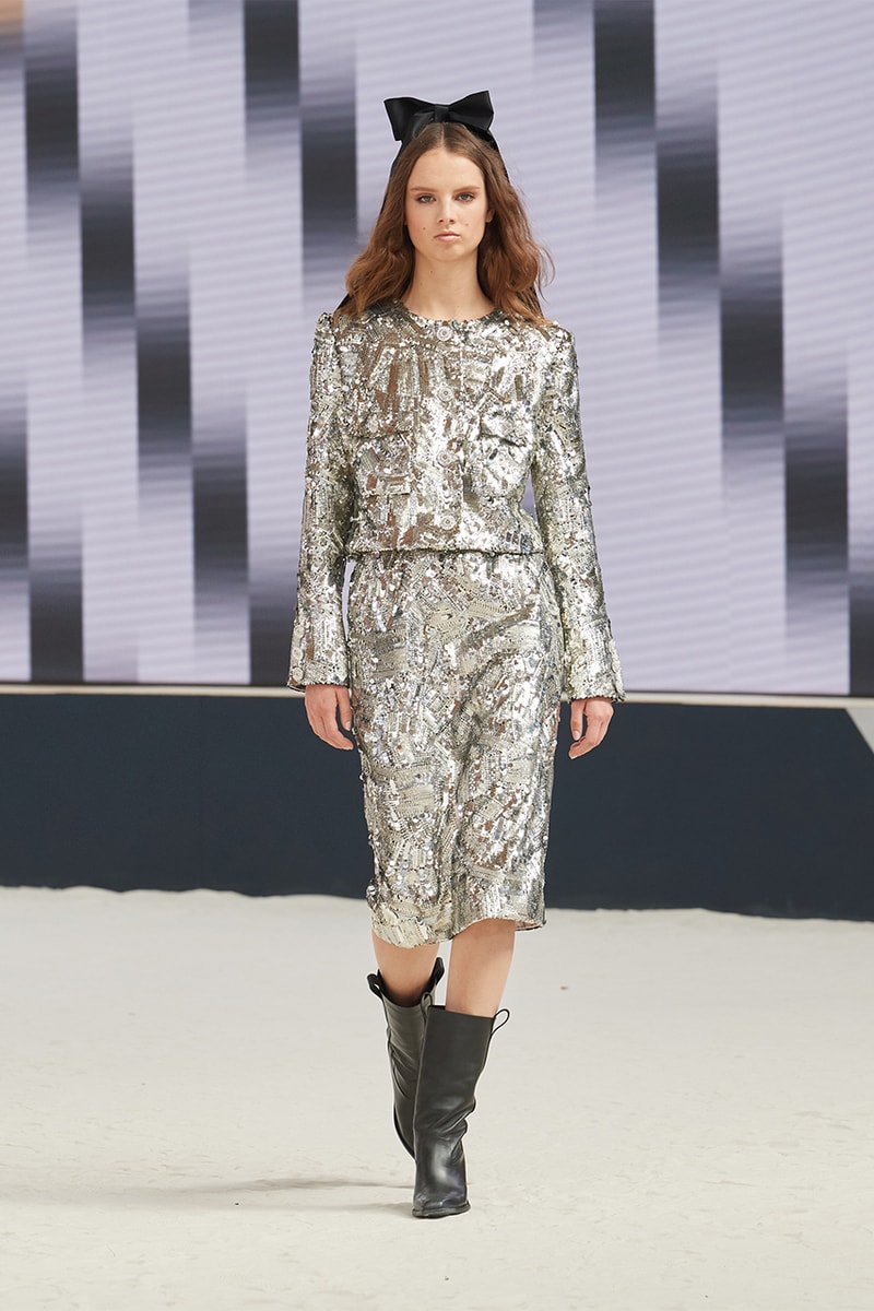 chanel fall/winter 2022 haute couture virginie viard pharrell williams runway dress tweed skirt suits hats 