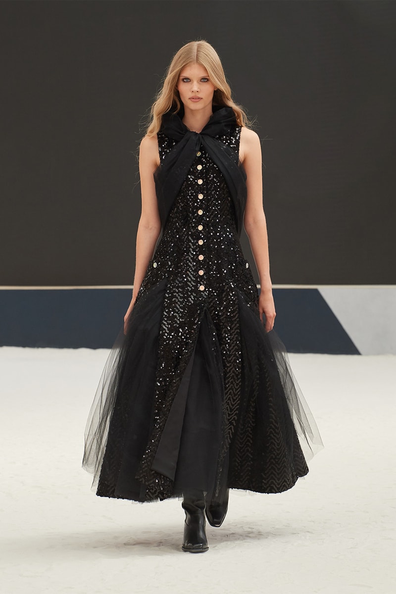 chanel fall/winter 2022 haute couture virginie viard pharrell williams runway dress tweed skirt suits hats 