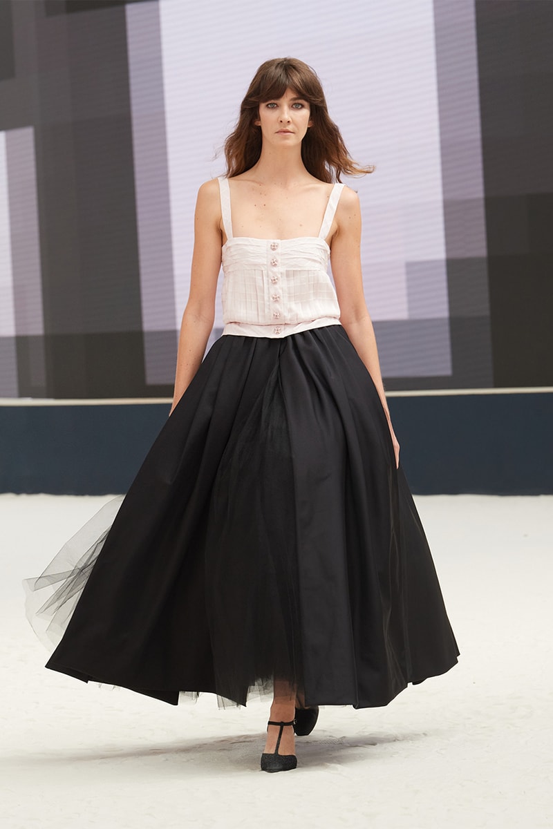 chanel fall/winter 2022 haute couture virginie viard pharrell williams runway dress tweed skirt suits hats 