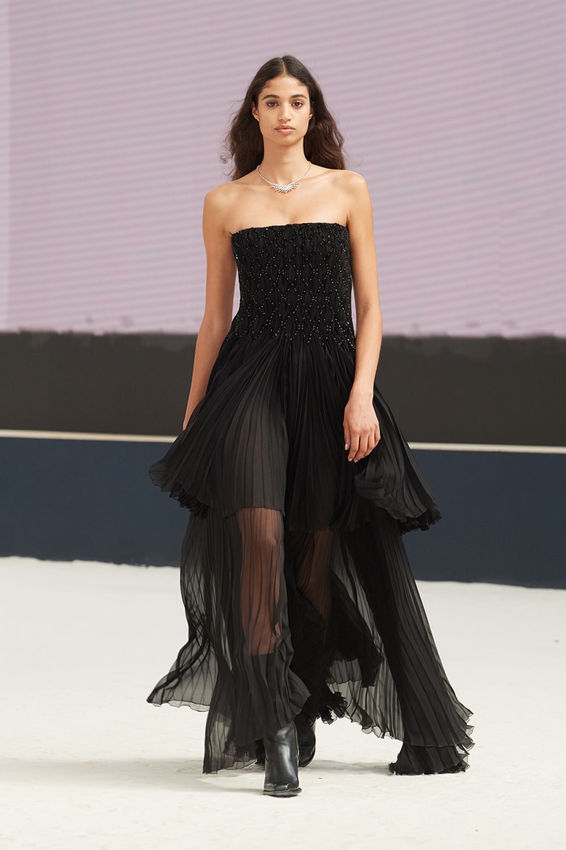 chanel fall/winter 2022 haute couture virginie viard pharrell williams runway dress tweed skirt suits hats 