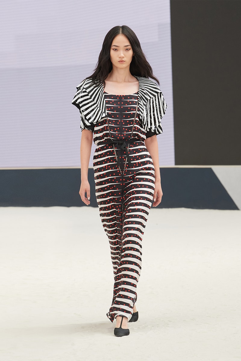 chanel fall/winter 2022 haute couture virginie viard pharrell williams runway dress tweed skirt suits hats 