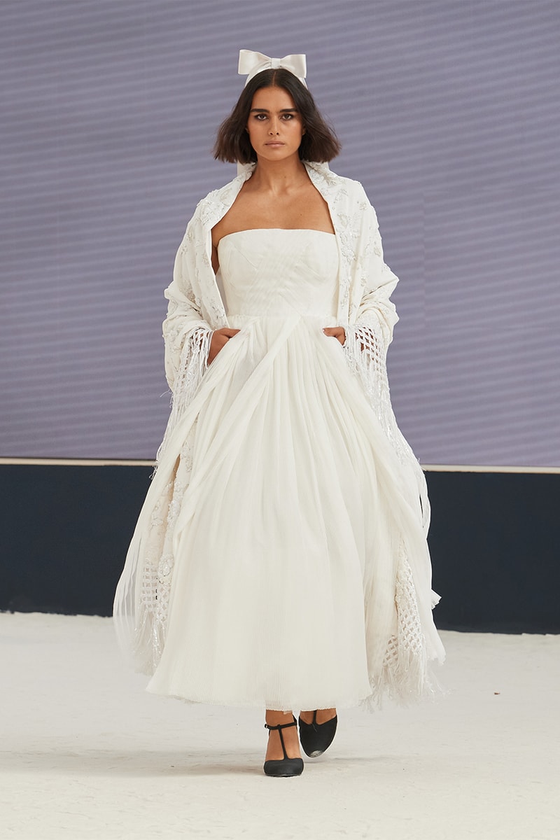 chanel fall/winter 2022 haute couture virginie viard pharrell williams runway dress tweed skirt suits hats 