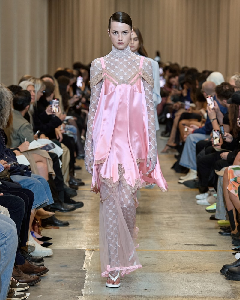burberry london fashion week runway showcase kanye west bella hadid