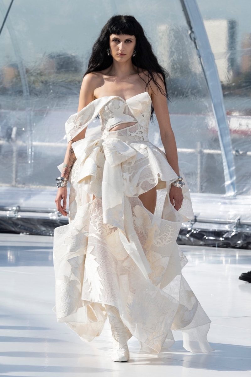 alexander mcqueen spring summer 2023 naomi campbell london fashion week dresses