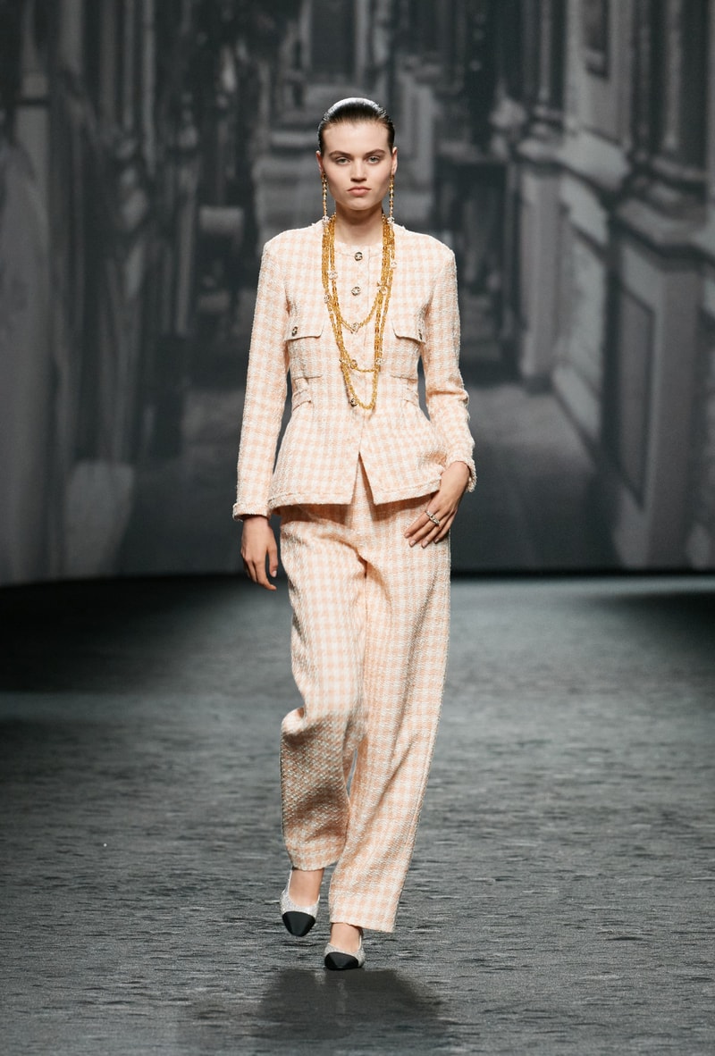 Chanel Showcases SS23 Collection Kristen Stewart BLACKPINK Jennie Naomi Campbell Halsey