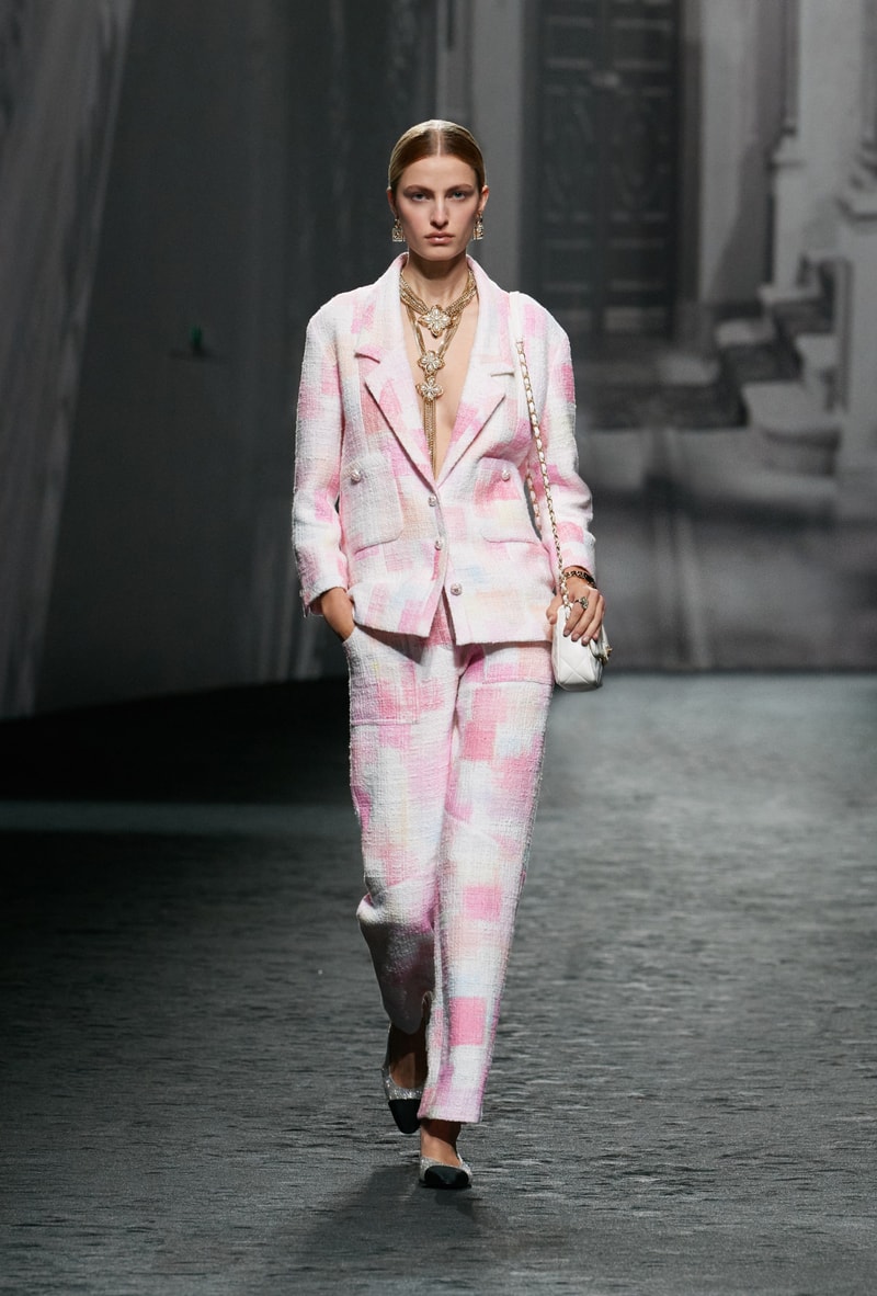 Chanel Showcases SS23 Collection Kristen Stewart BLACKPINK Jennie Naomi Campbell Halsey