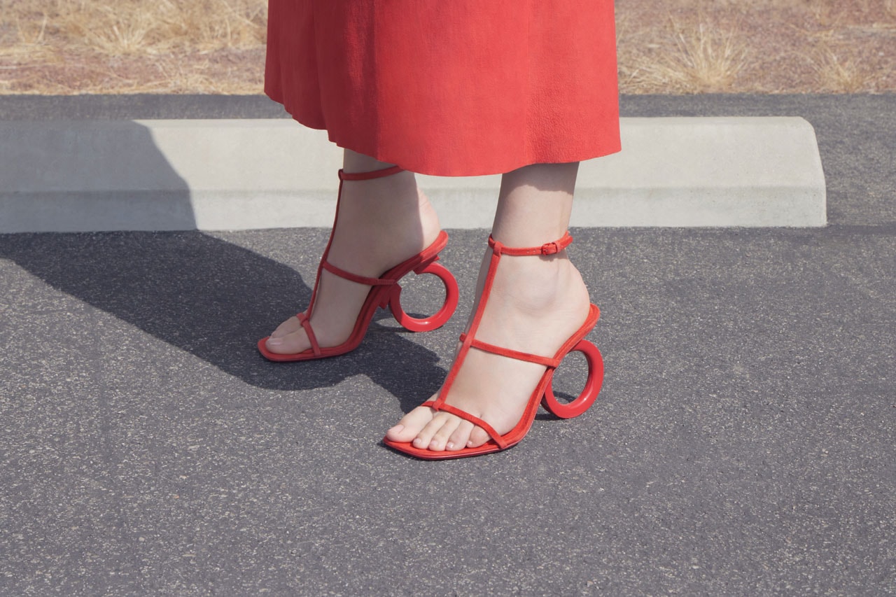 maximilian davis ferragamo colección primavera verano 2023 línea debut prêt-à-porter accesorios sandalias bolsos pantalones novedades