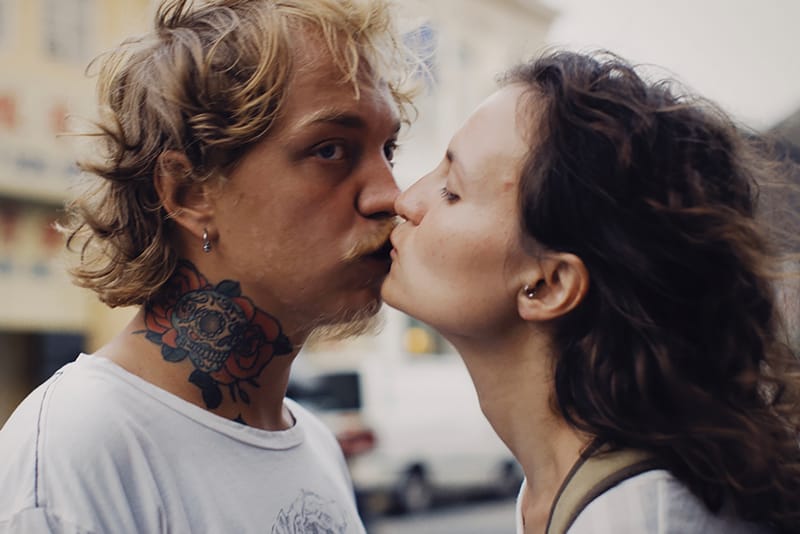 Nurses Forced To Inform via Dating Apps Amidst STI Epidemic