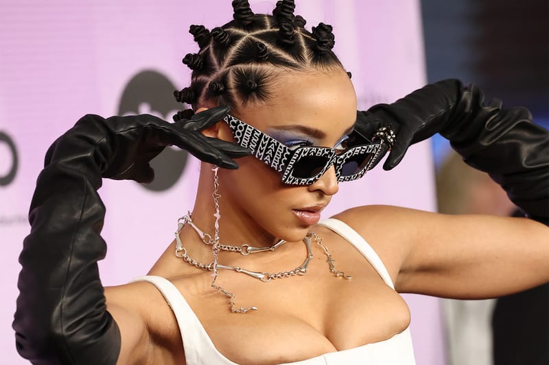 2022 AMAs Glam: Best Beauty Looks From Tinashe, Kelly Rowland, Dove Cameron and More