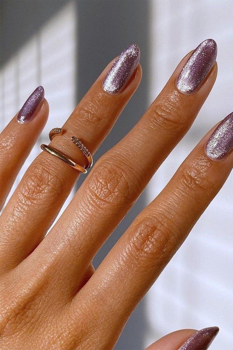 Velvet nails manicure holiday trend 2022