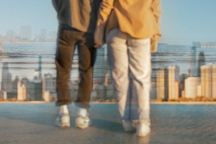 Is No Social Media a Dating Red Flag? Here's the Expert-Approved Tea
