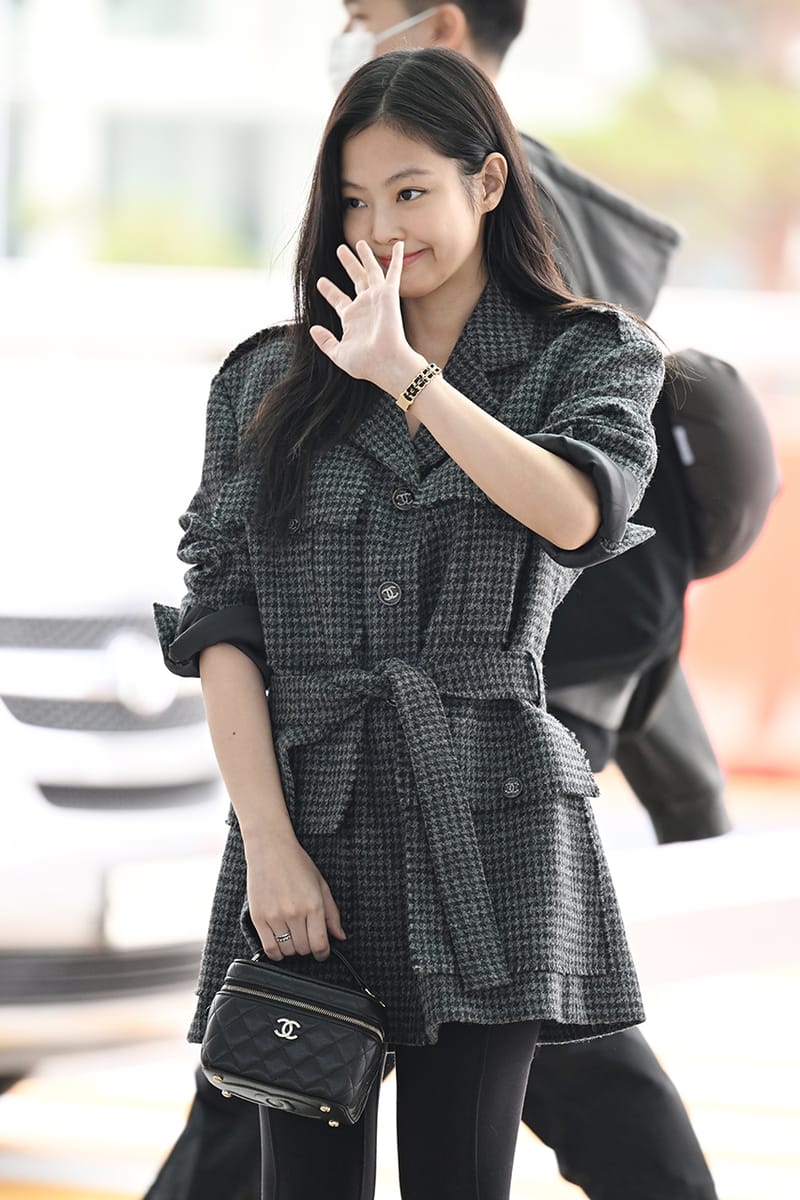 Nhìn Jennie Kim sành điệu ngút trời chẳng ai ngờ chiếc áo cô diện là đồ  cổ đã hơn 20 năm tuổi