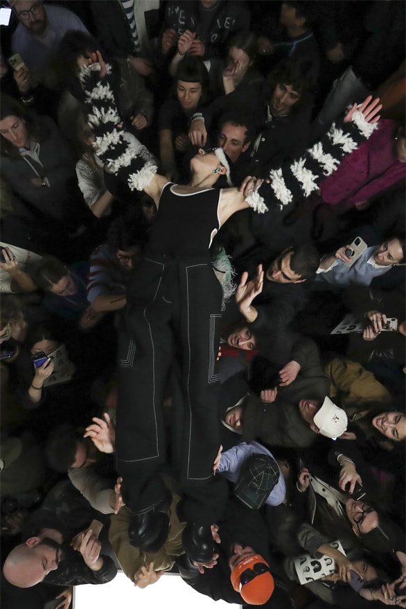 sunnei milan fashion week trust fall crowdsurfing show