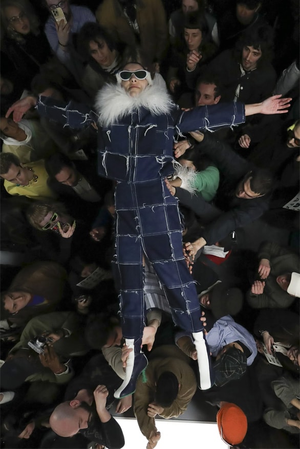 sunnei milan fashion week trust fall crowdsurfing show