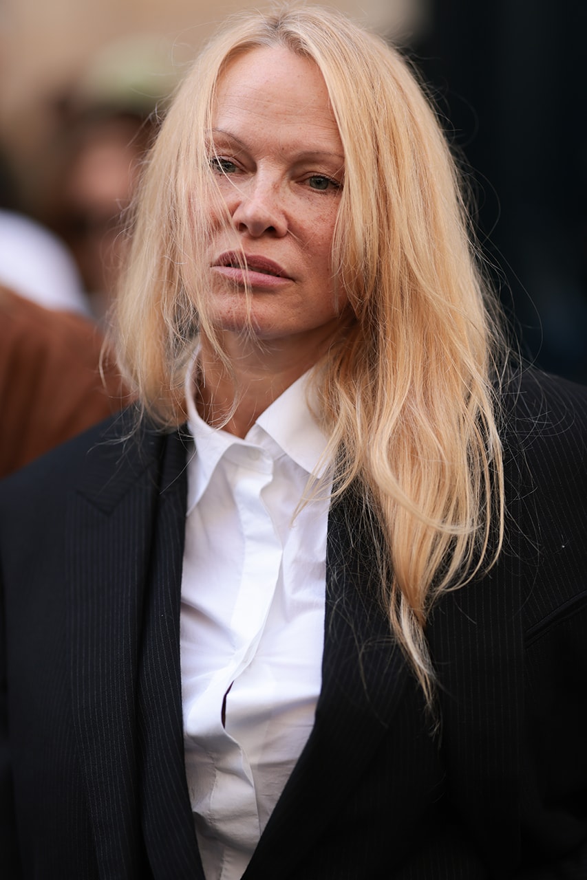 Pamela Anderson Paris Fashion Week Makeup-Free Era Elle Photos