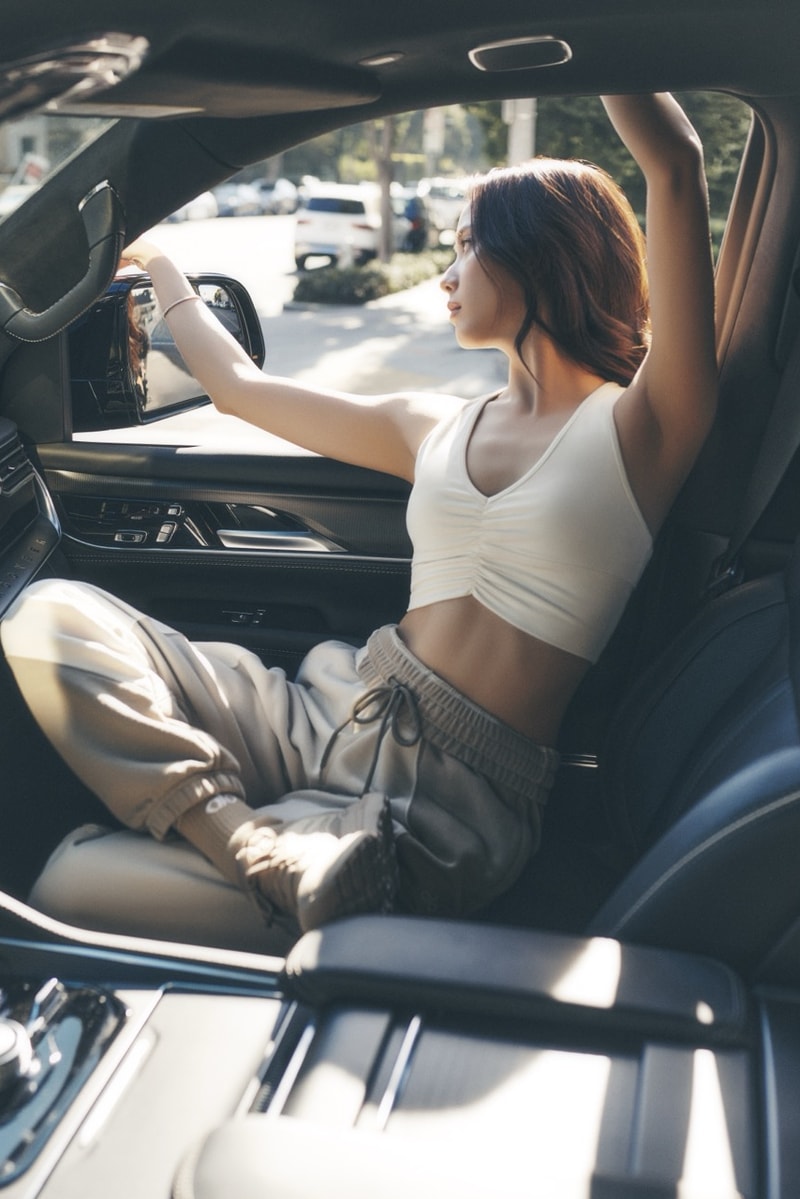 blackpink jisoo kpop artist alo yoga leggings bras activewear spring los angeles wellness meditation matcha 