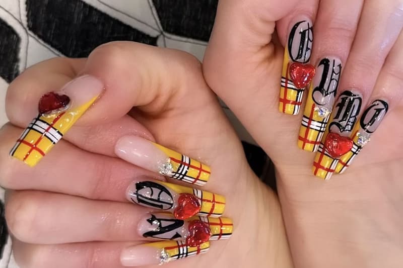 gwen stefani, coachella, plaid nails, 90s beauty trends, acrylics, apres nails, no doubt reunion, music