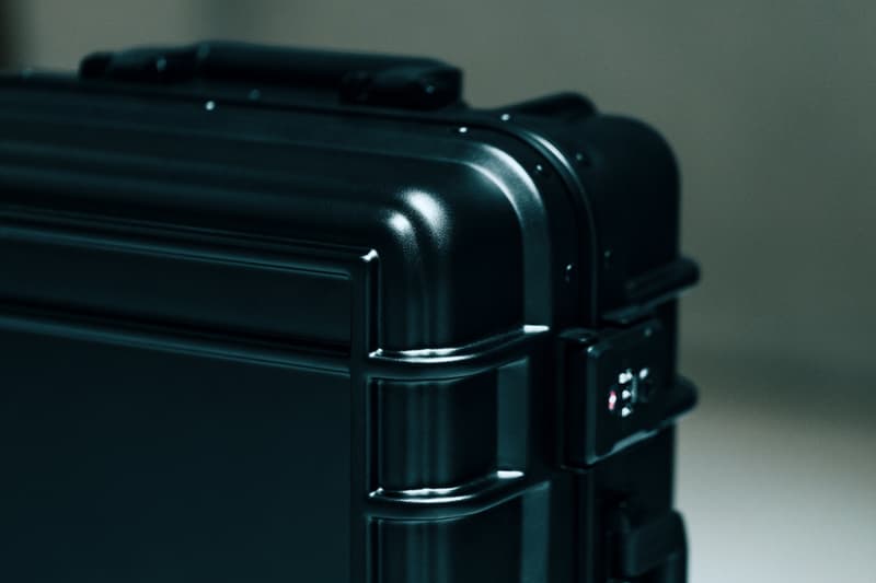 eastpak resist'r suitcase luggage hard shell polycarbonate built to resist Japanese silent spinning wheels aluminium END overkill Ekseption Galeries Lafayette