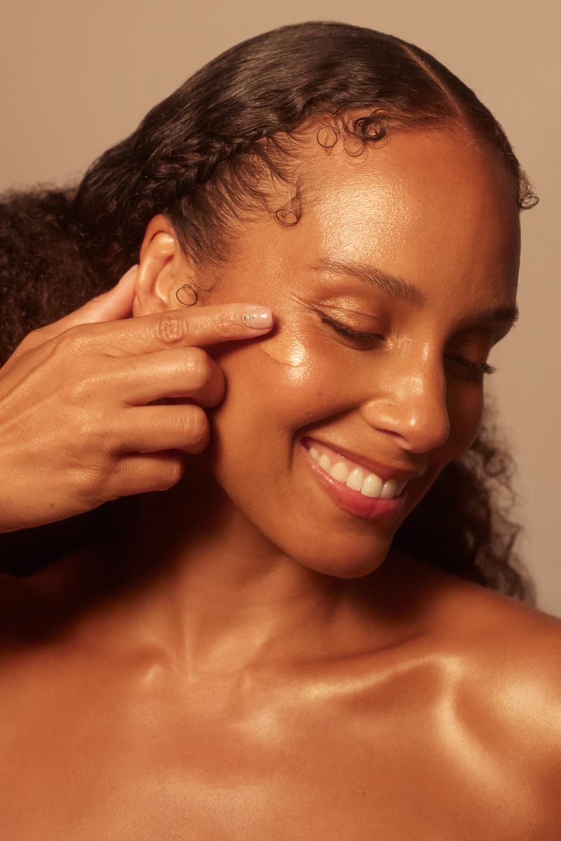 alicia keys posing with her new skincare serum let me glow, grammys, beauty 
