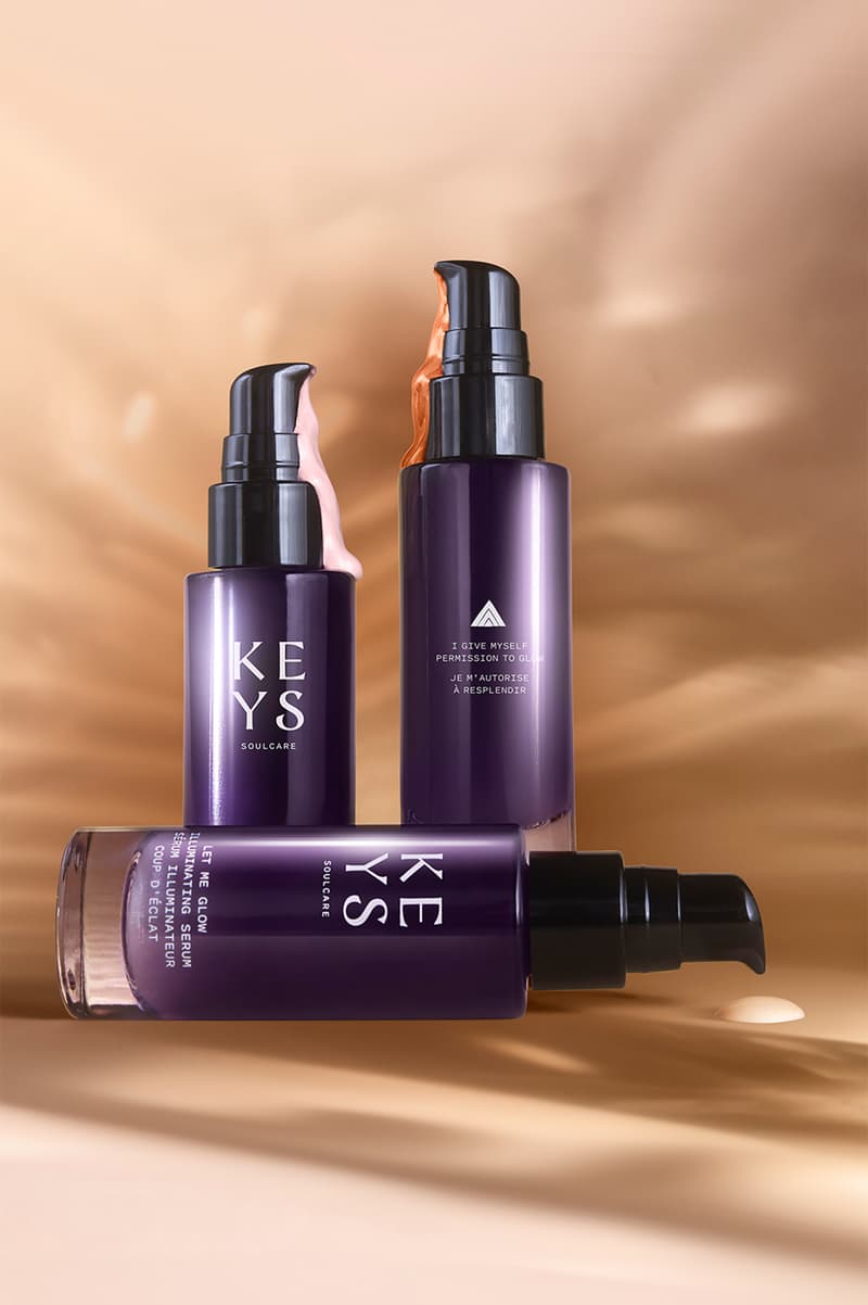 alicia keys posing with her new skincare serum let me glow, grammys, beauty 