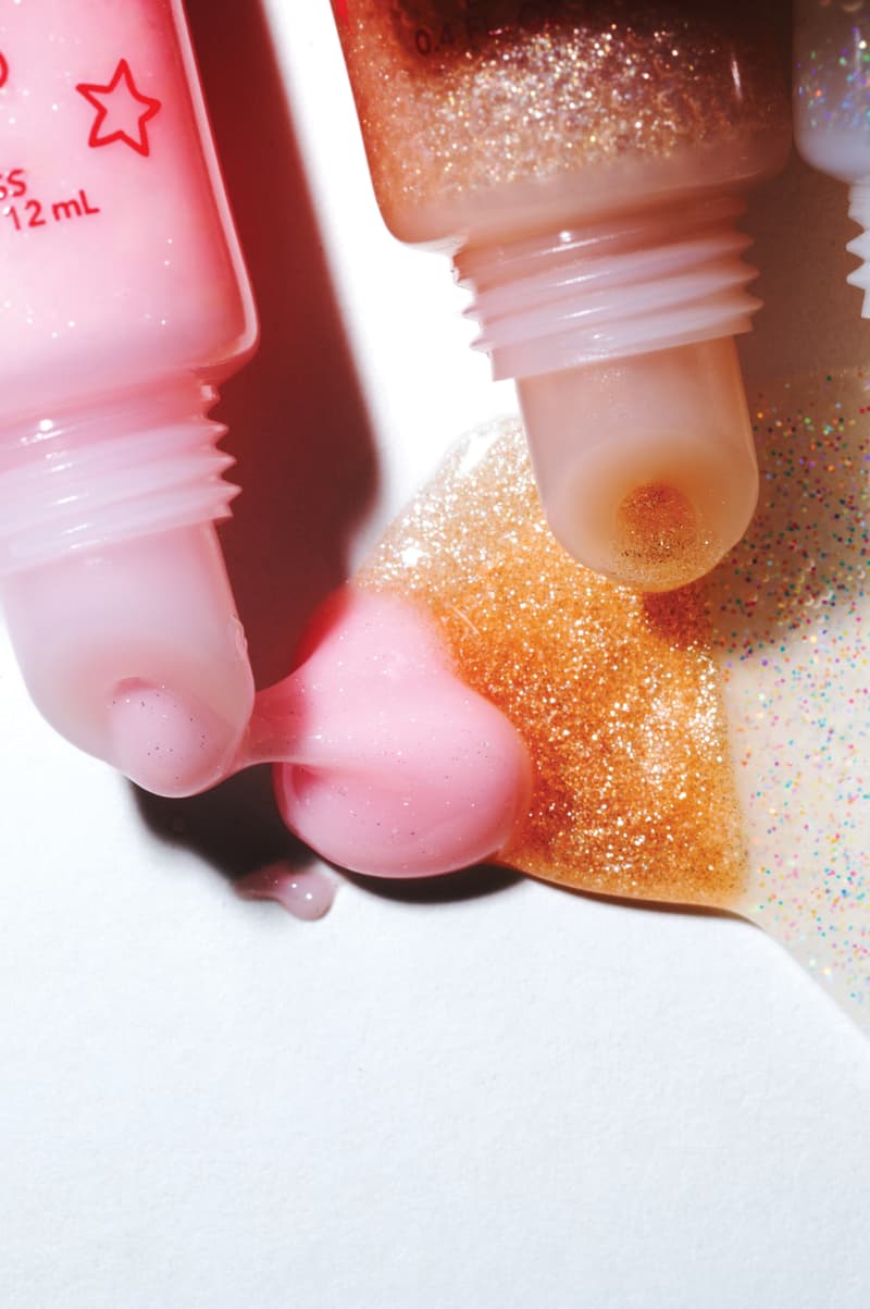 sexyy red posing with finger guns, lip gloss, makeup, rap, music, northside princess