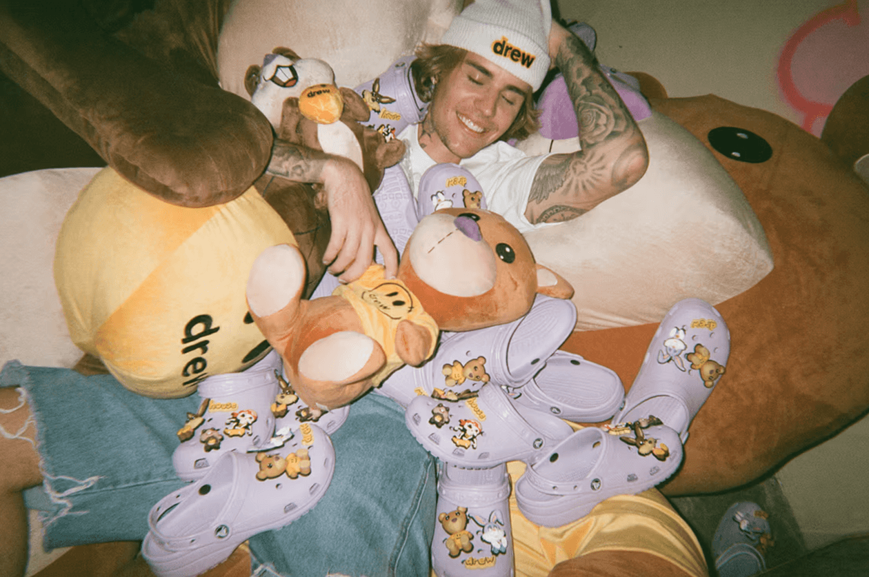 Bagaimana Crocs Berubah dari Jelek menjadi Fashionable 2 crocs ancuta sarca desainer bakiak kolaborasi suede coklat