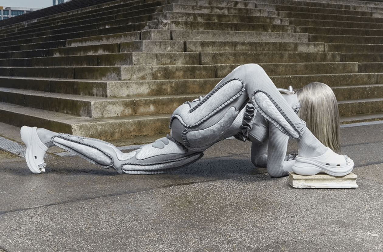 Bagaimana Crocs Berubah dari Jelek menjadi Fashionable 1 crocs ancuta sarca desainer bakiak kolaborasi suede coklat